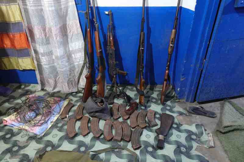LÉSIO-LUNA : UN IMPORTANT STOCK D’ARMES ET 469 MUNITIONS SAISI CHEZ UN PRÉSUMÉ CHEF DE BRACONNIERS EN FUITE